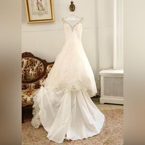 Elegant White Lace Wedding Dress and veil